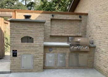 Nardona Firenze wood-fired pizza oven in an outdoor kitchen in Tampa