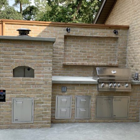 Nardona Firenze wood-fired pizza oven in an outdoor kitchen in Tampa