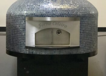 Forno Nardona Napoli oven with personalized face plate "Forno Celeiro" and Vidrepur Glass Mosaic Moon Collection tile.